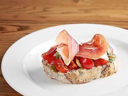 Bruschetta with prosciutto crudo