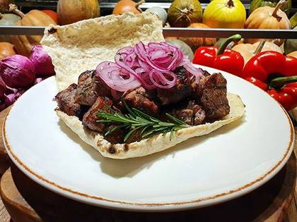 Skewers with marinated onions and focaccia