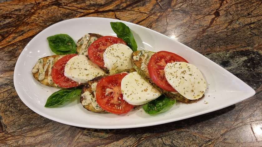 Zucchini caprese with garlic sauce