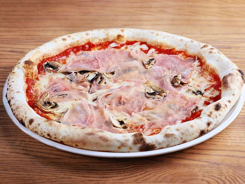 Margherita with bacon and champignons