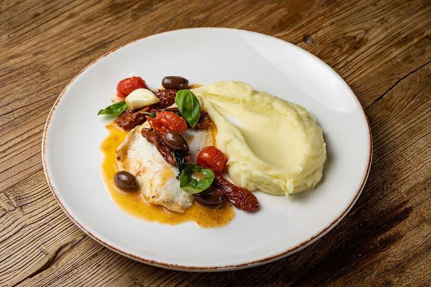 Dorado fillet with sun-dried tomatoes, olives and mashed potatoes