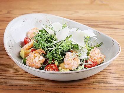 Salad with shrimps, arugula and avocado