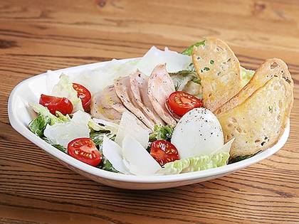 Romaine leaves with chicken breast and Caesar dressing