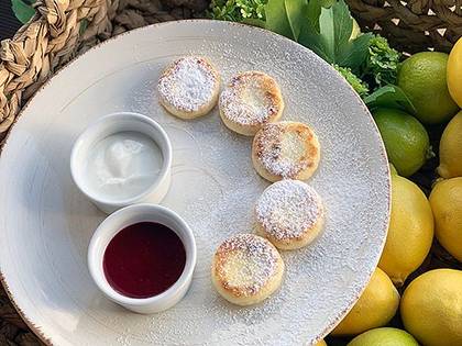 Cottage cheese patties with sour cream and sauce of your choice