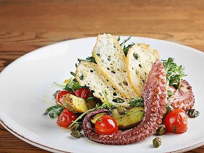 Warm salad with octopus and potatoes