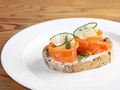 Bruschetta with salmon and vegetables
