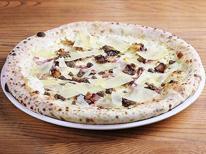 Creamy porcini pizza