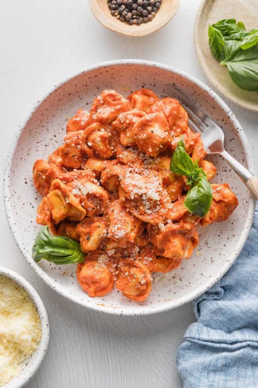 Tortellini cu sos rosu