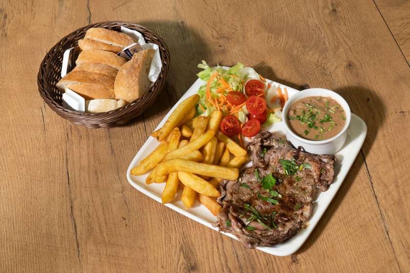 Grilled steak with chips & salad