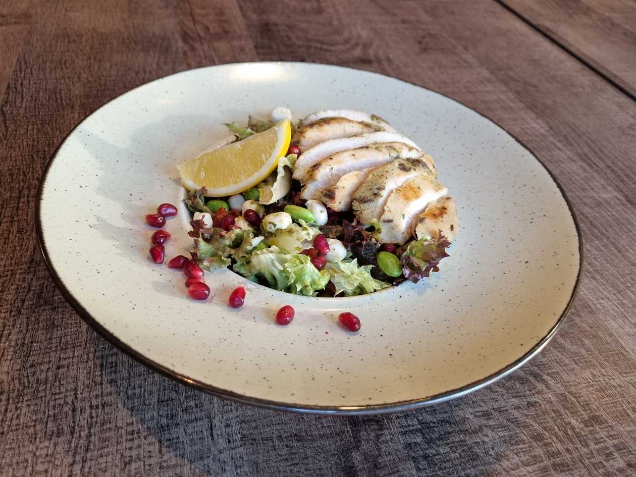Salad with sun-dried tomatoes and chicken breast