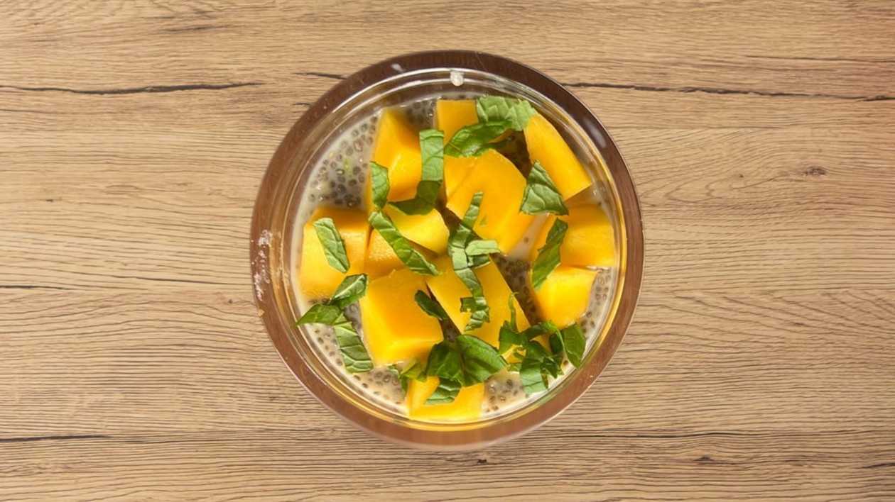 Mango mint chia pudding