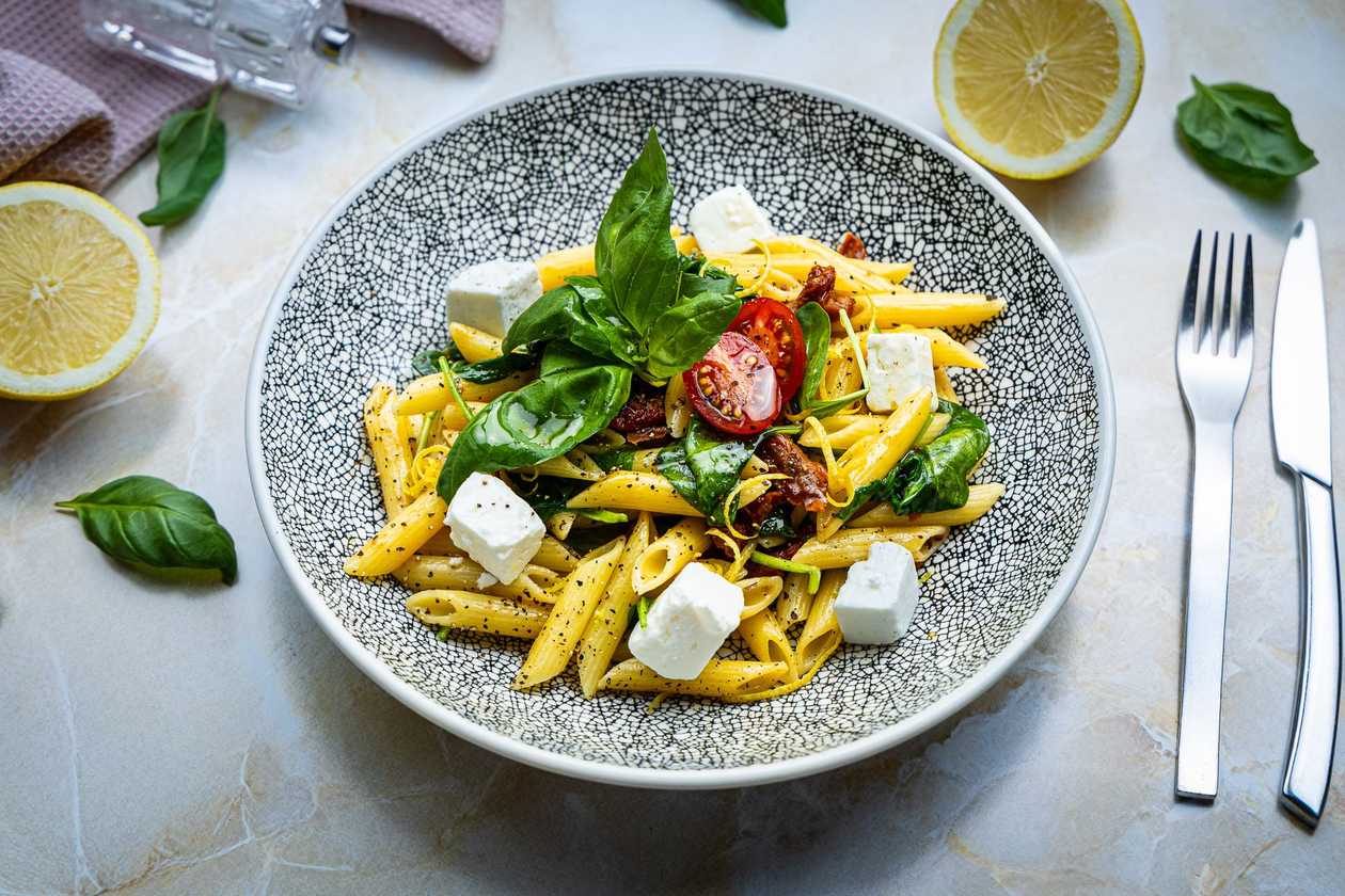 Pasta spinati, feta juustu ja päikesekuivatatud tomatitega sidruni-võikastmes