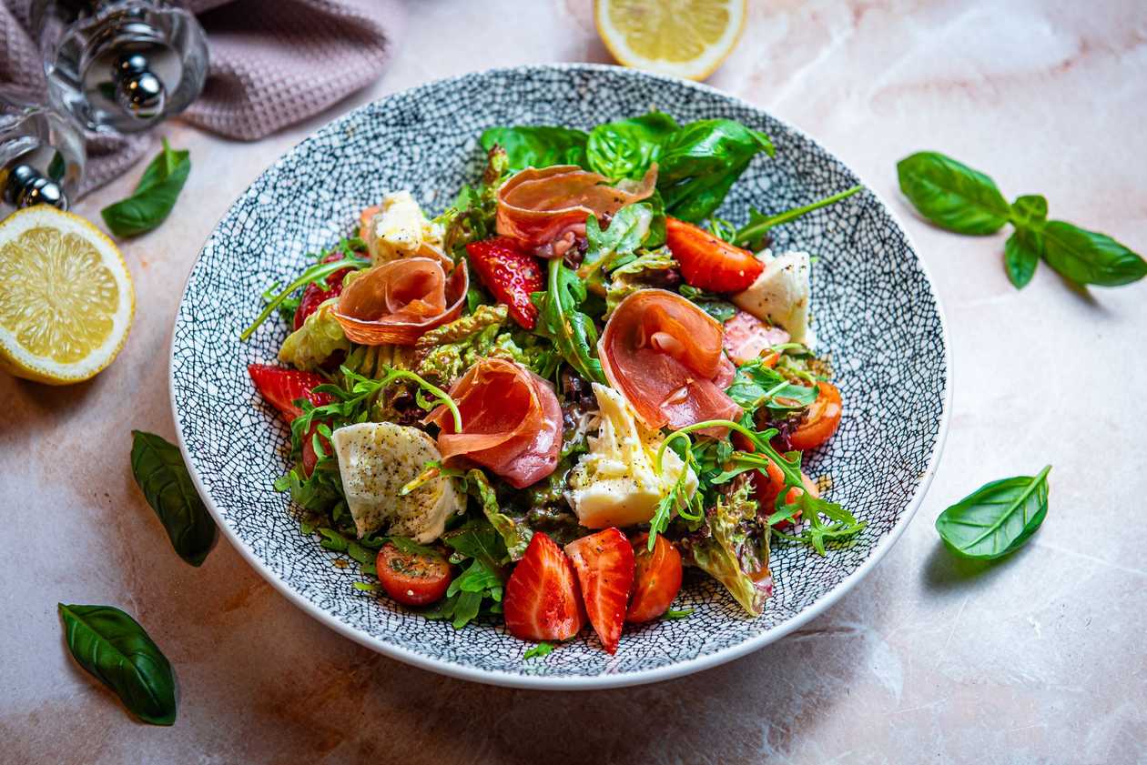 Salat mozzarella, parma singi, kirsstomatite ja maasikatega