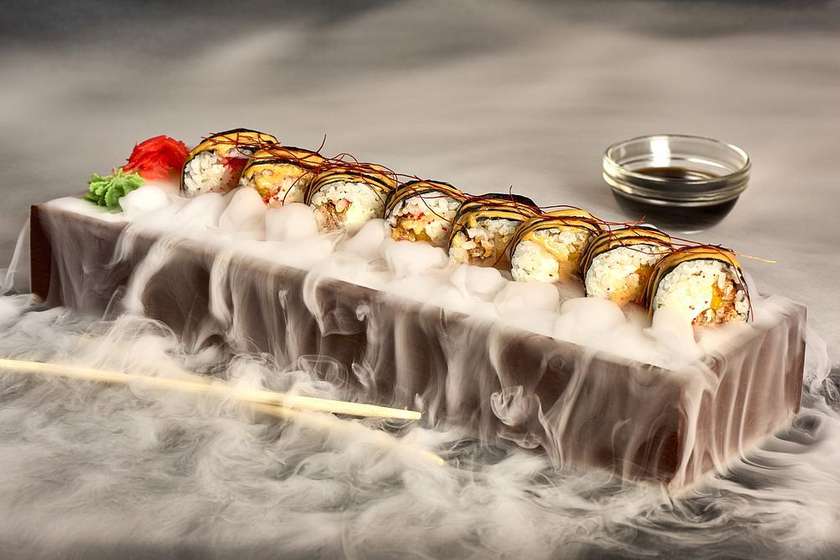 Crunch roll with mango and baked salmon (230/30/20)