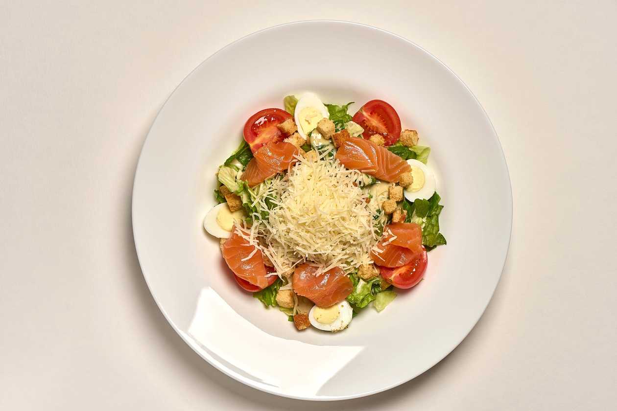 Caesar salad with lightly salted trout (300g)