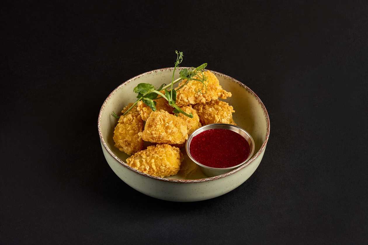 FRIED CAMEMBERT WITH CRANBERRY SAUCE (100/30)