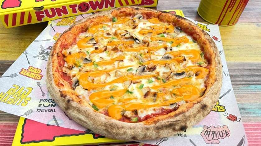 UUS! Cheesy Chicken pizza Ø 30sm