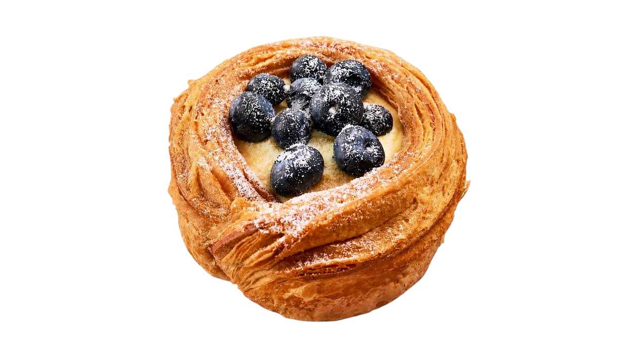 Basket with blueberries and pastry cream