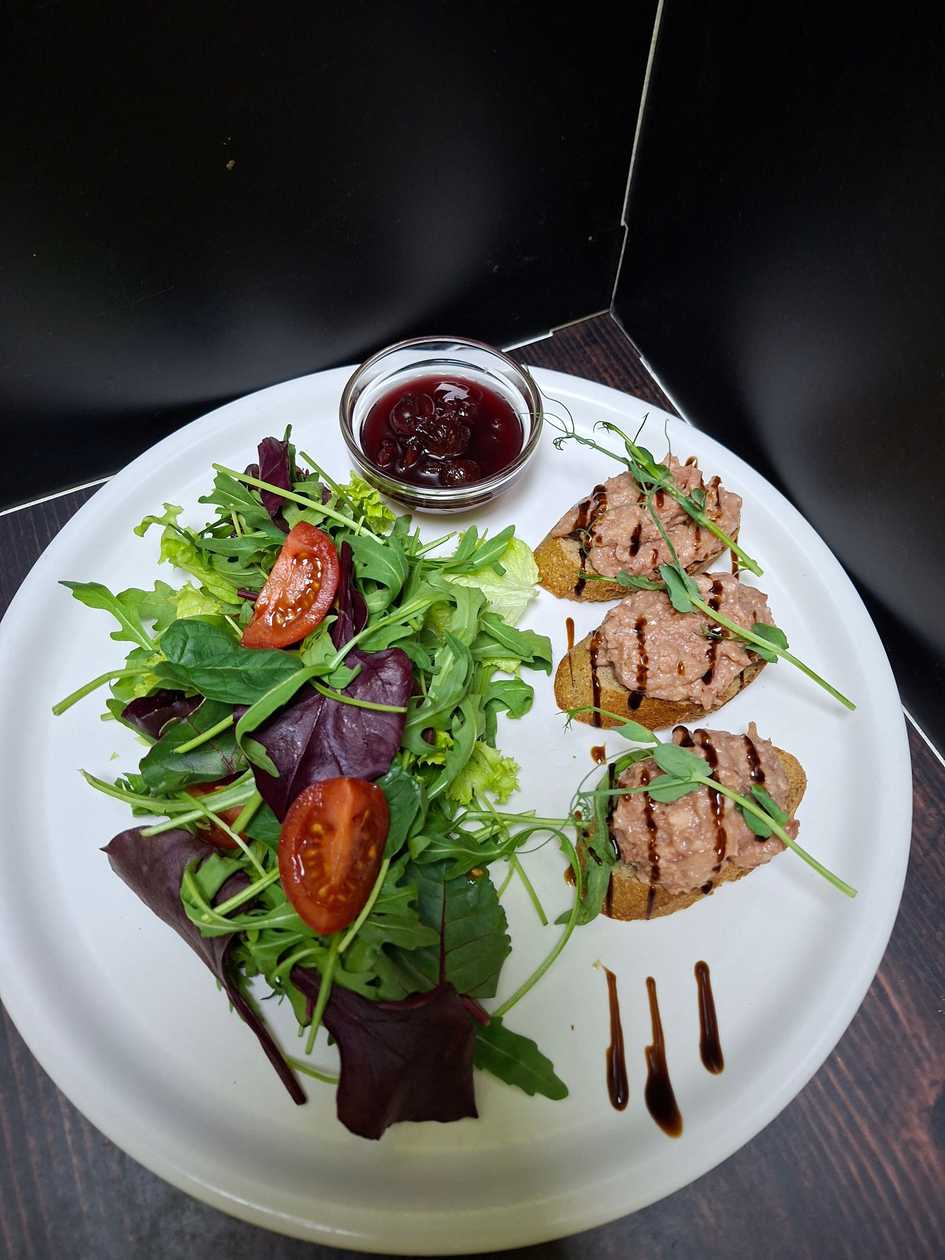 Duck confit salad with jam