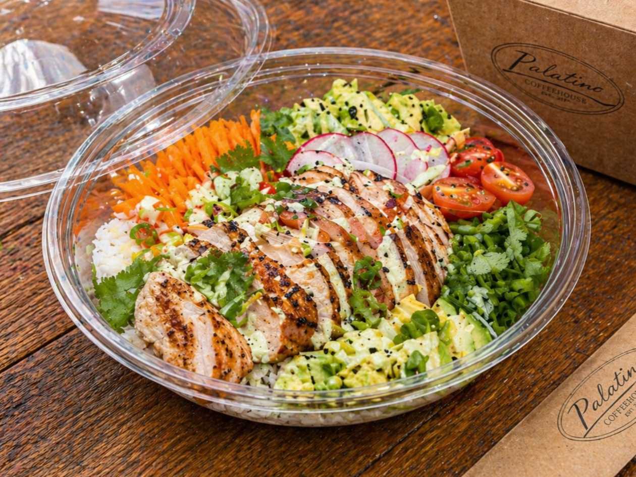 Poke bowl s uzeným kuřecím masem