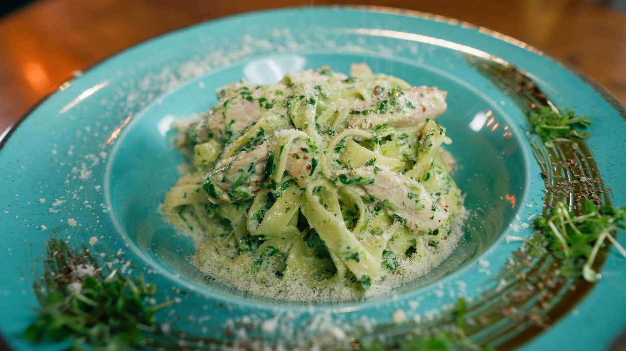 Pasta with chicken fillet and spinach