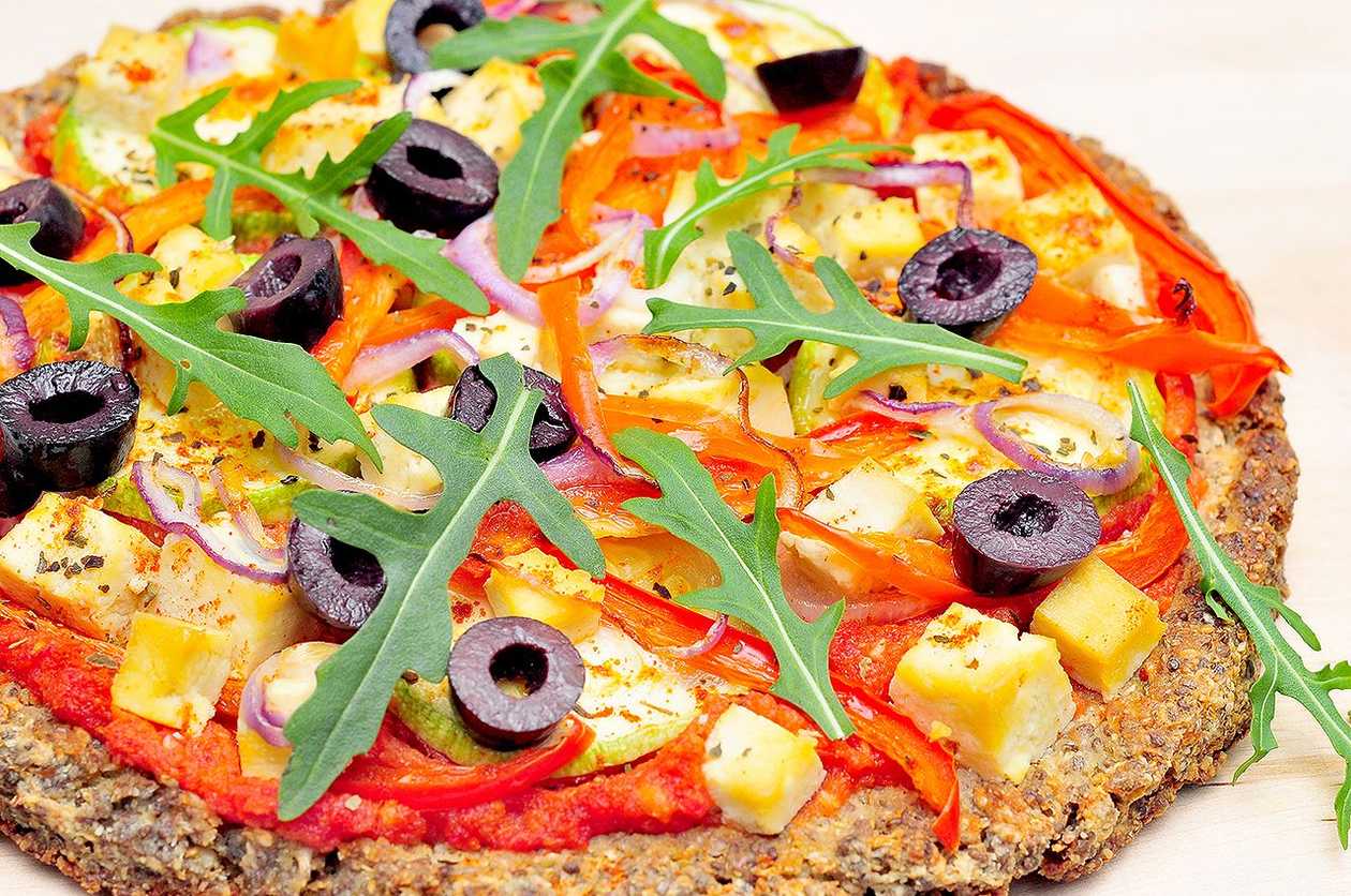 pizza vegana cu legume si un ceai de ghimbir