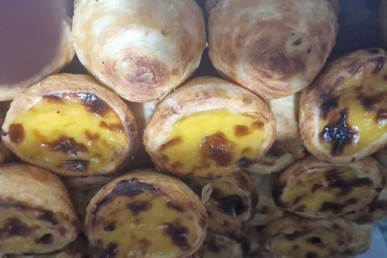 12 Custard Tarts