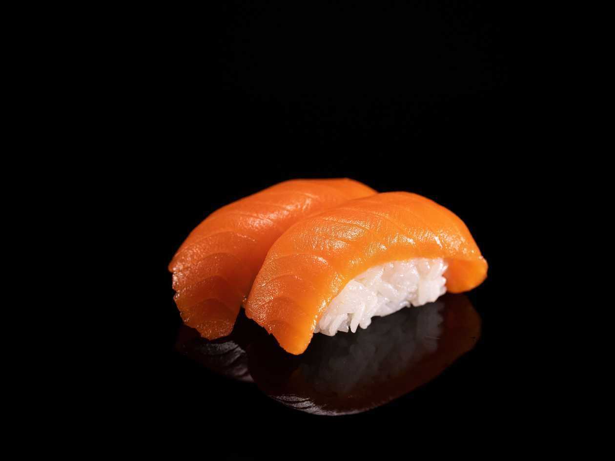 NI1. Salmon Nigiri