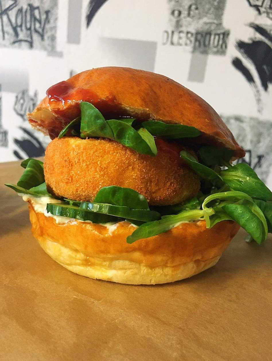 Obalovaný Camembert Burger