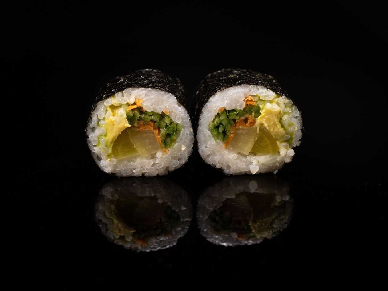 VE1. Avocado & Cucumber Maki