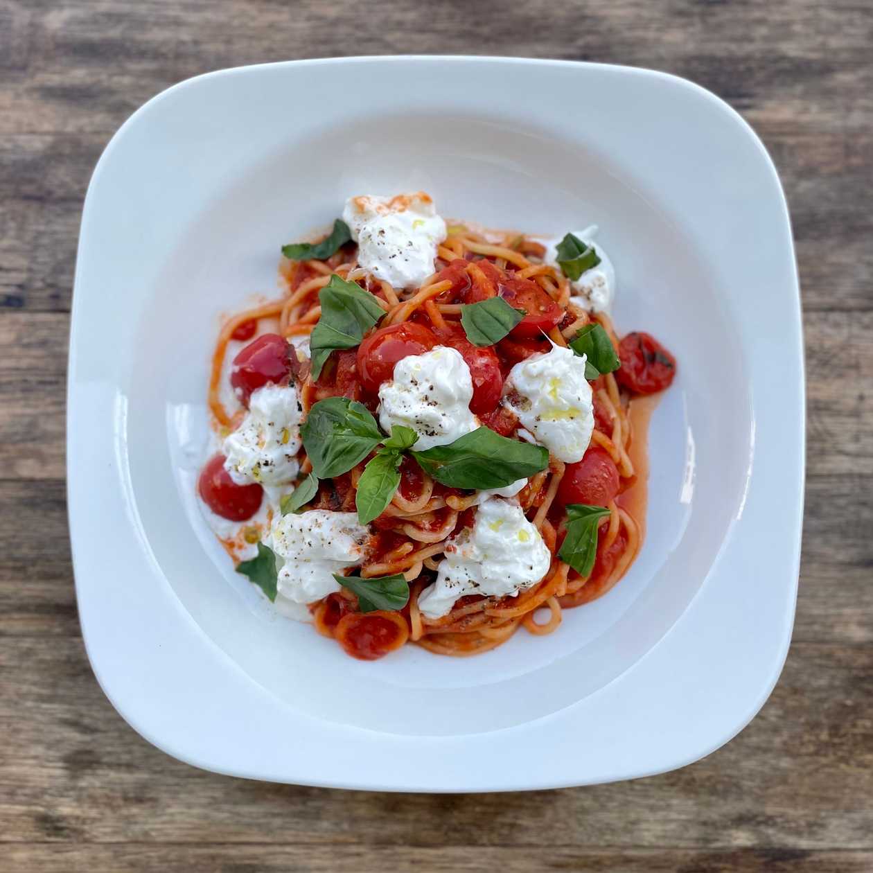 SPAGHETTI POMODORO CON BURRATA