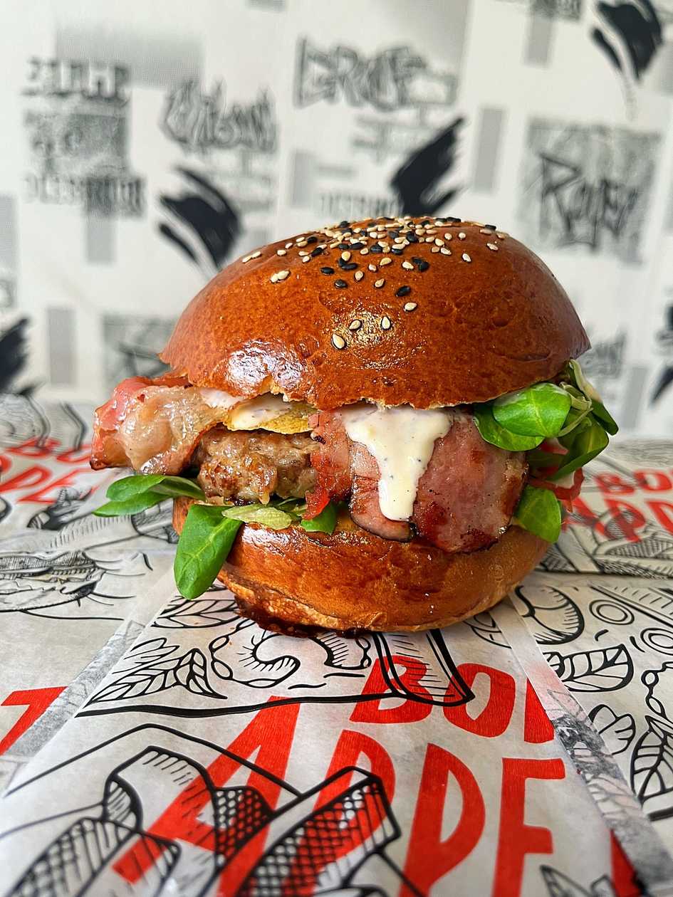 Bacon chips burger