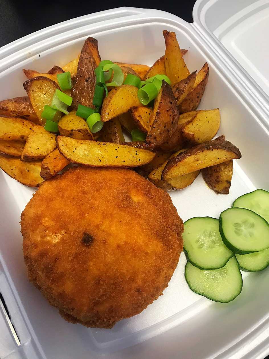 Čerstvý obalovaný camembert