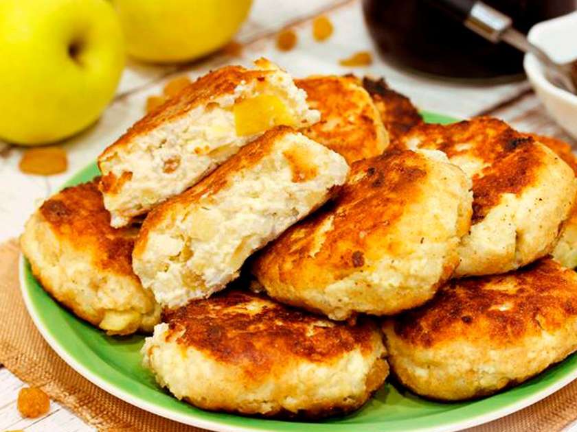 Cheese pancakes with apple