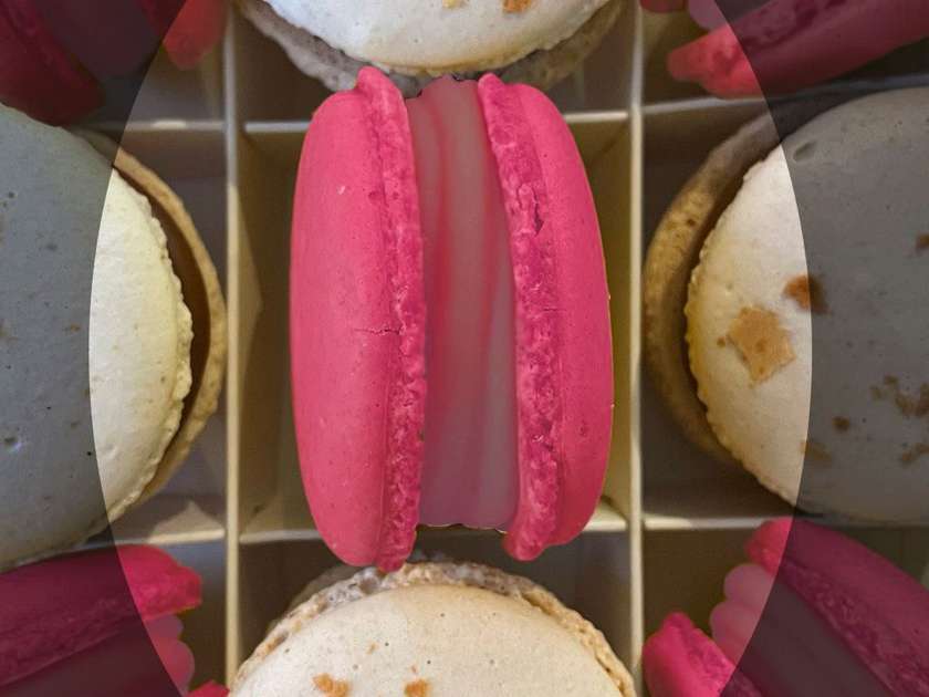Rose-raspberry macaron