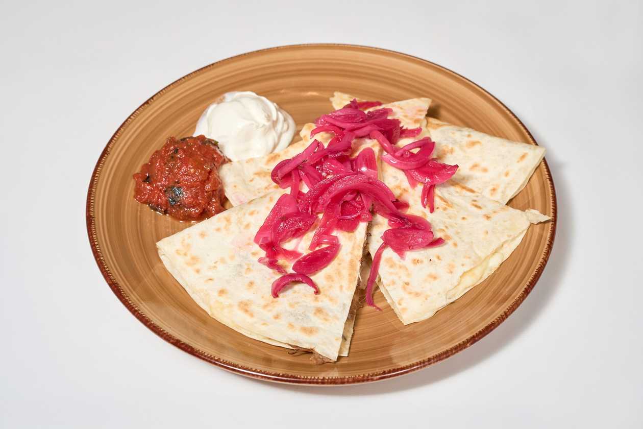 Quesadilla z chorizo rojo