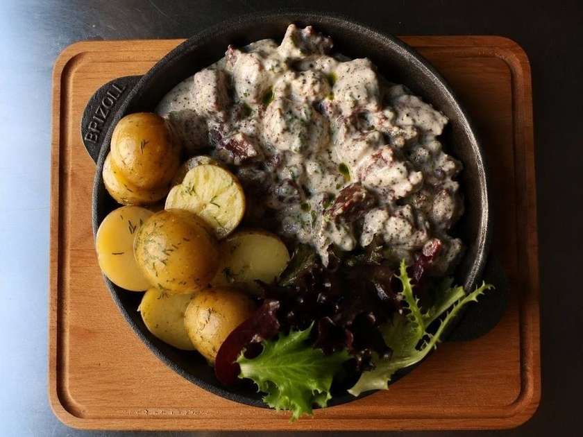 Тушкована яловичина з молодою картоплею