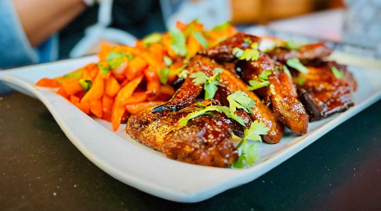 6 BBQ /HONEY GLAZED WINGS.