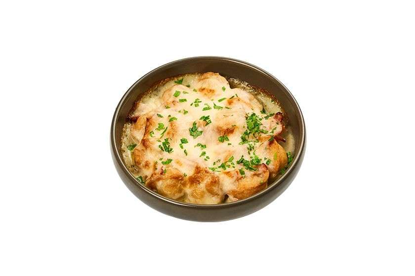 Dumplings with cheese sauce
