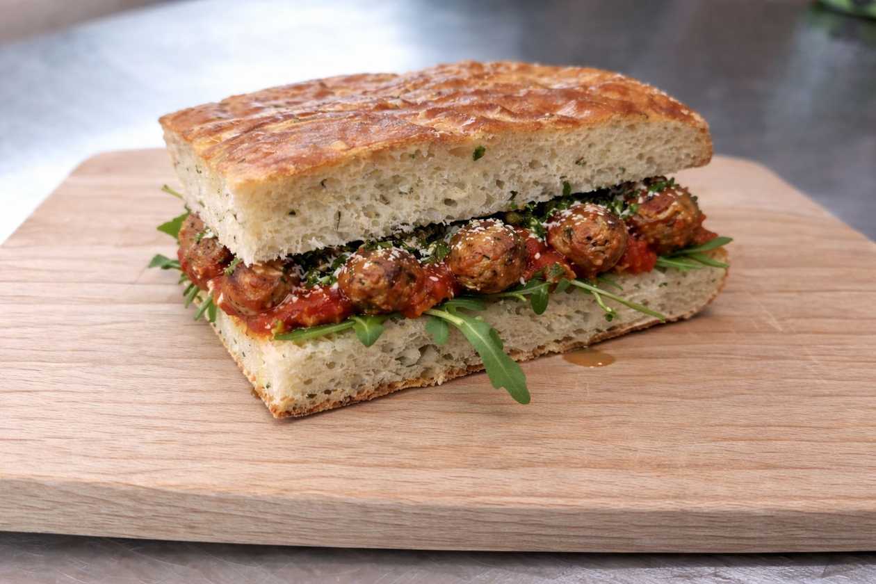 Panini cu chiftele si sos