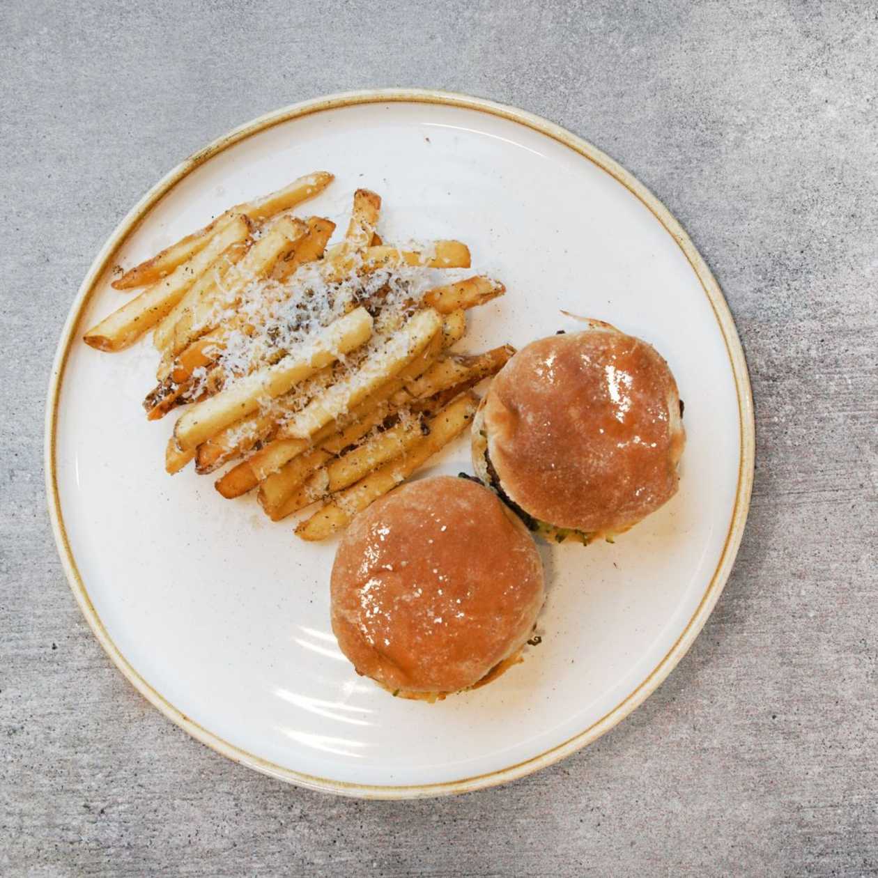 Dva hovězí mini burgery