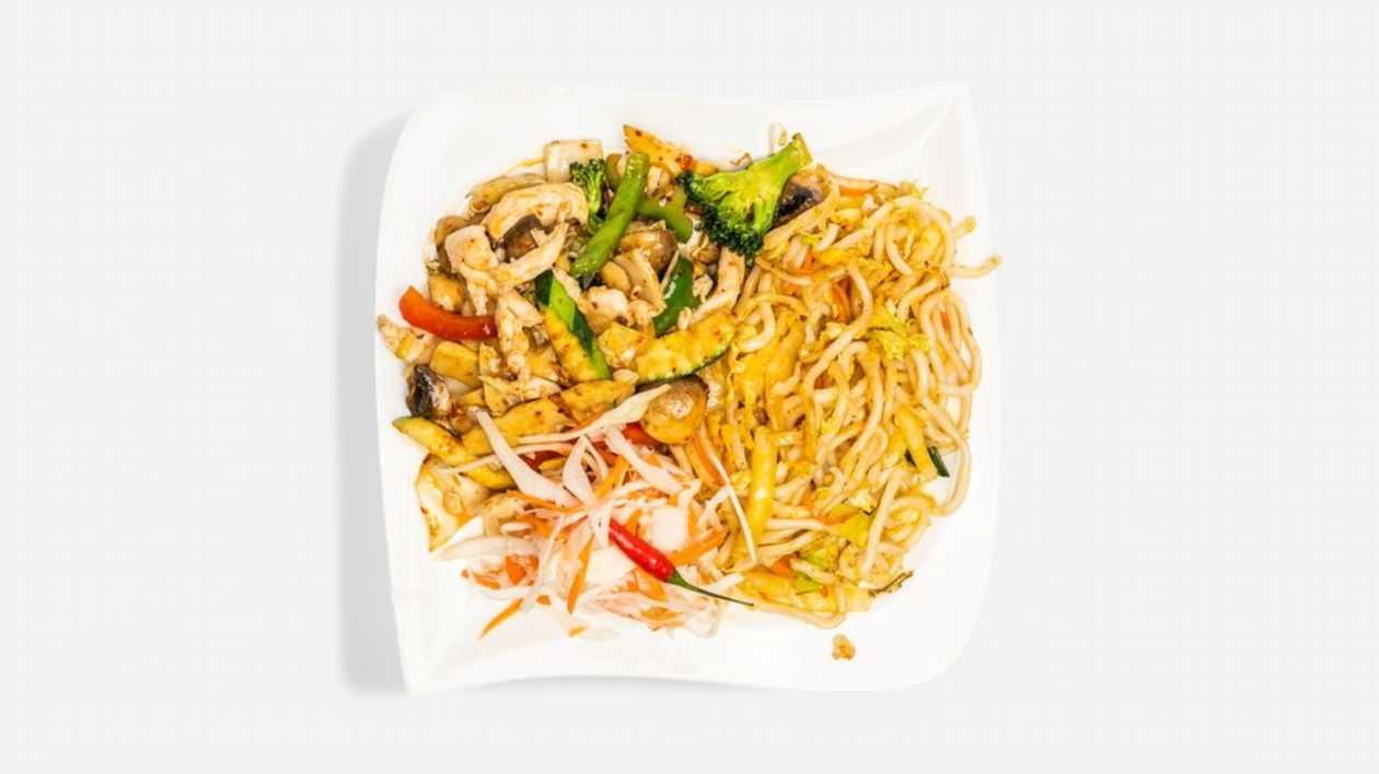 Opekané udon rezance s kuracím mäsom