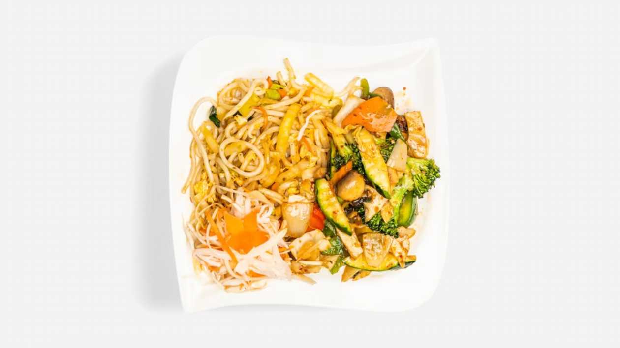 Opekané udon rezance so zeleninou