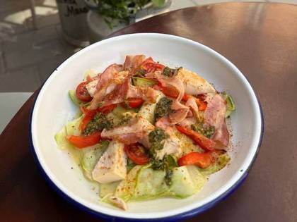 Салат з куркою та маринованим кабачком
