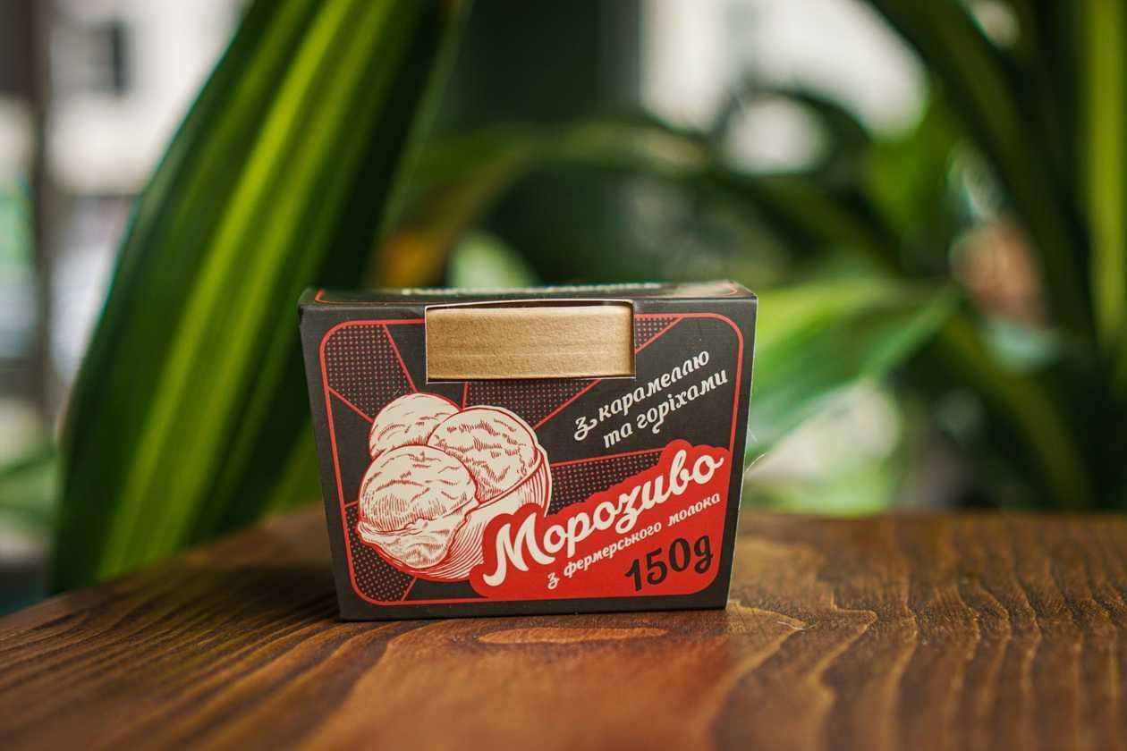 Морозиво з карамеллю та горіхами