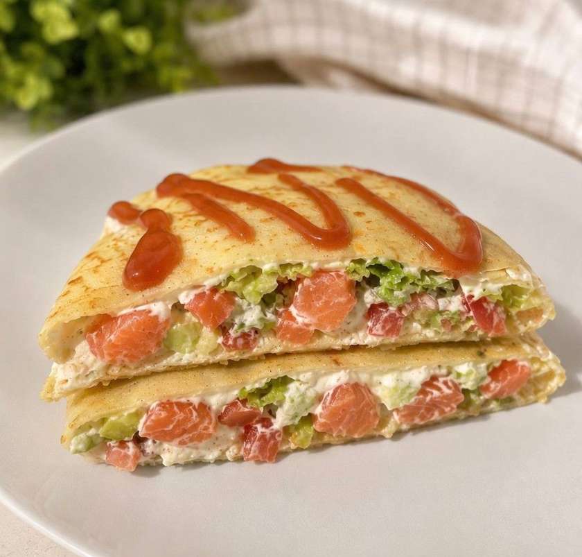 Млинець з лососем та авакадо
