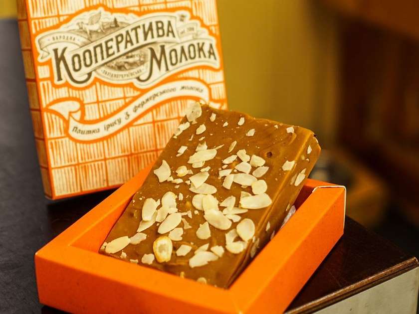 Подарункова плитка ірису з мигдалем