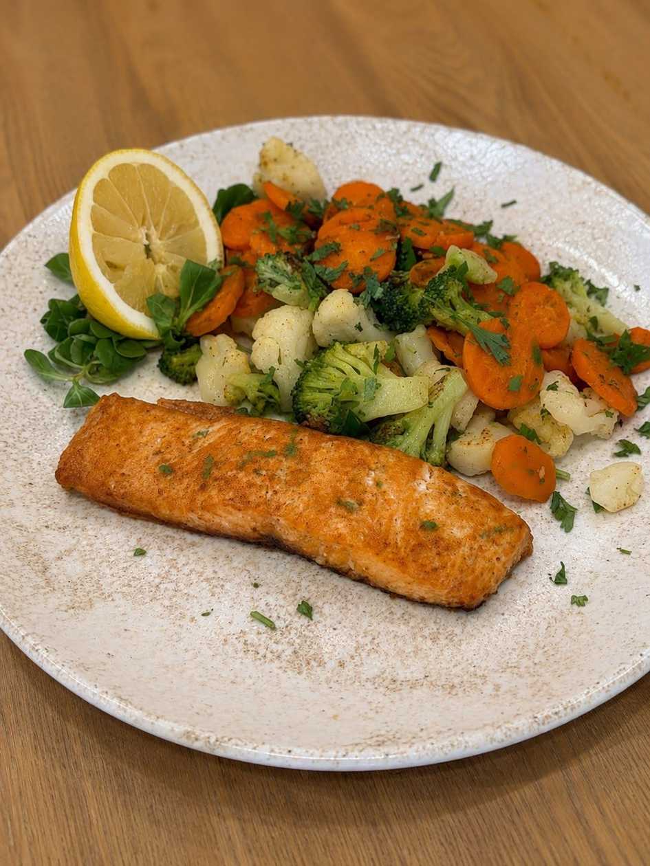 Somon La Gratar Cu Legume Sote (350g)