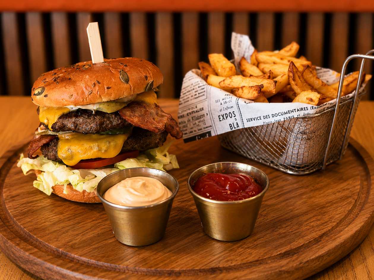 Dublu Cheeseburger De Vita Cu Cartofi Prajiti (550g)