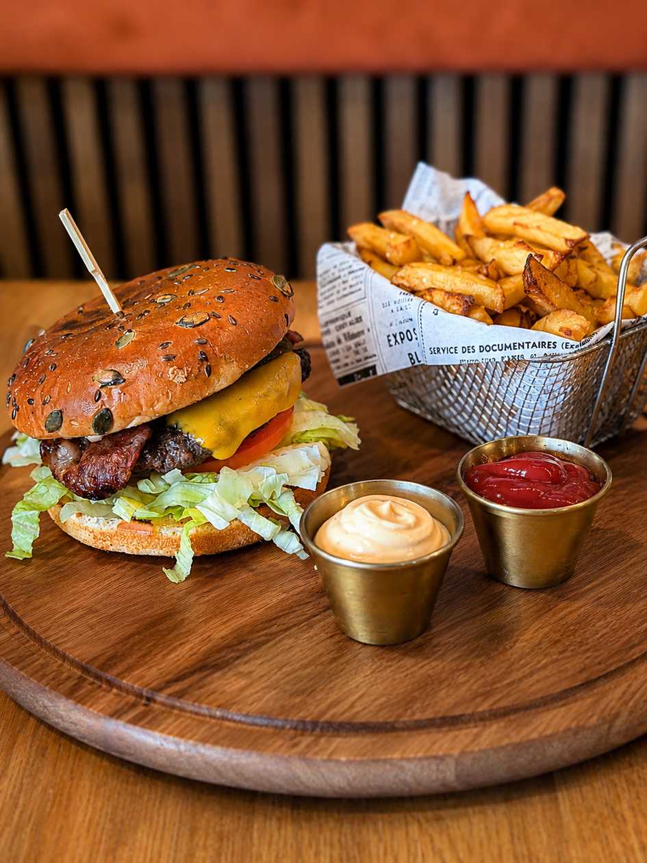 Hamburger De Vita Cu Cartofi Prajiti (450g)